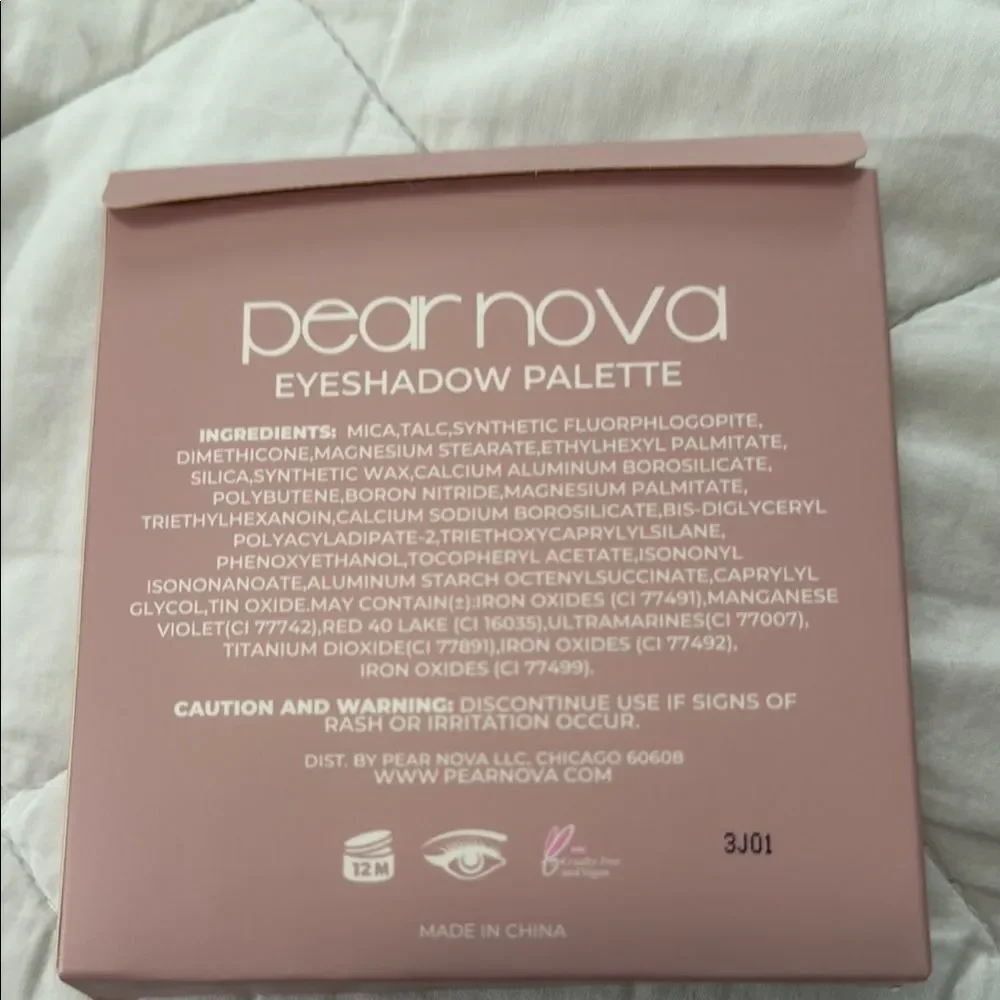 Pear Nova Eyeshadow Palette with Voile Dito lasting makeup fix mist